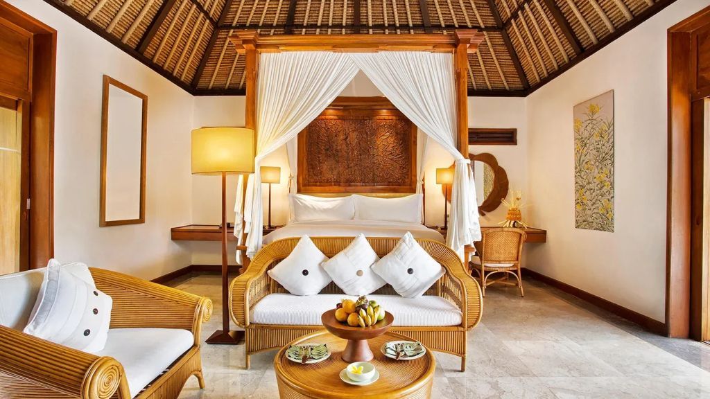 Luxuriöses Doppelzimmer mit Himmelbett und stilvollem Interieur, Gartenblick.
