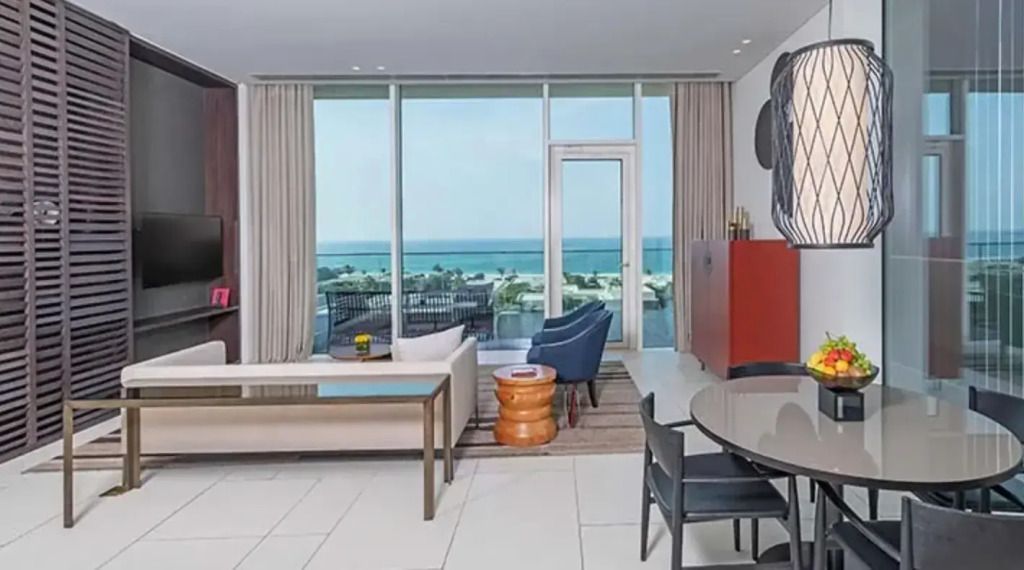 Geräumiges Zimmer mit Terrasse und Meerblick im Al Zorah Beach Resort