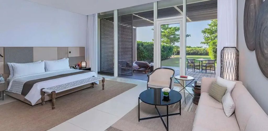Modernes Doppelzimmer mit Gartenblick und Zugang im Al Zorah Beach Resort