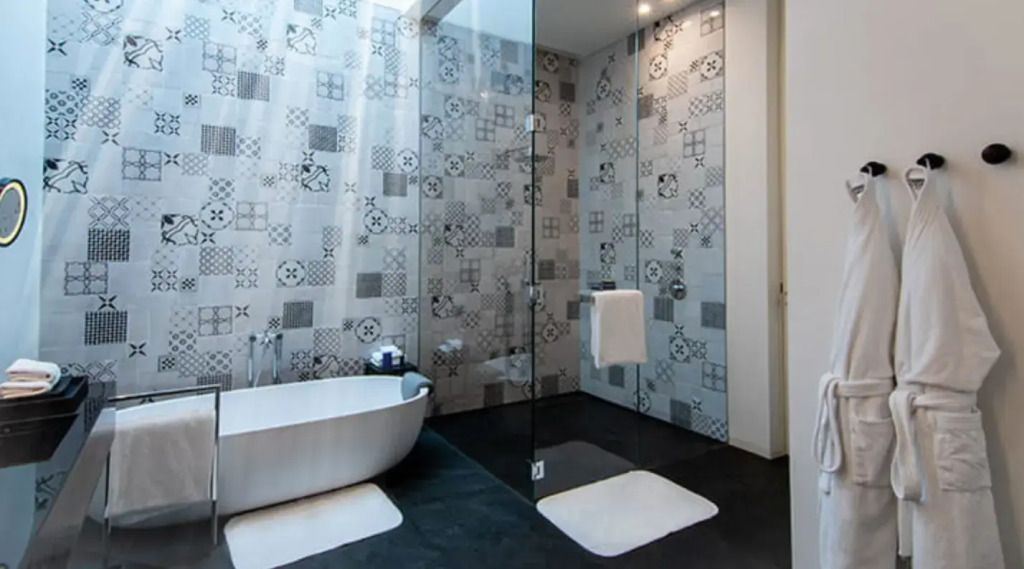Elegantes Badezimmer mit freistehender Badewanne im Al Zorah Beach Resort
