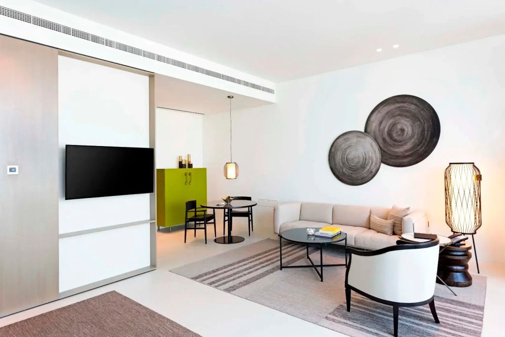 Eleganter Wohnbereich mit weißem Sofa und stilvollen Dekoelementen