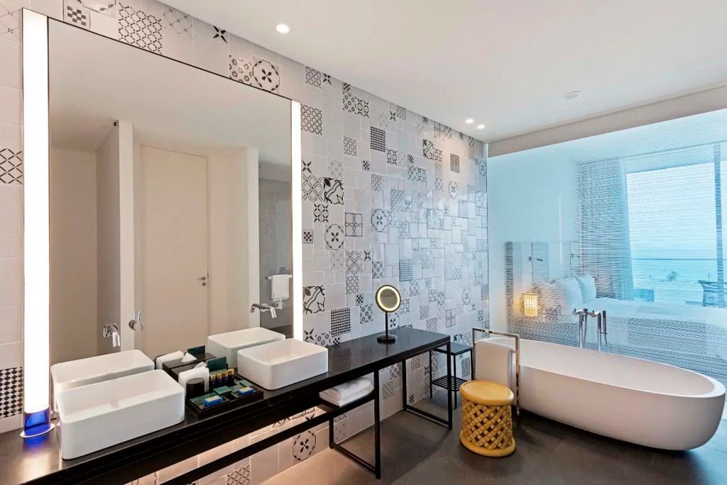 Luxuriöses Badezimmer mit modernen Keramikfliesen und Doppelwaschbecken