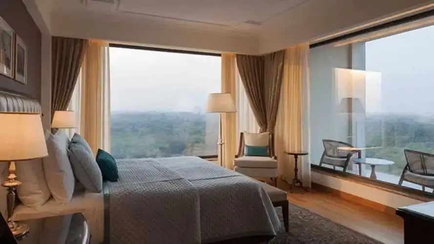 Geräumiges Schlafzimmer mit großem Fenster und Aussicht auf grüne Landschaft