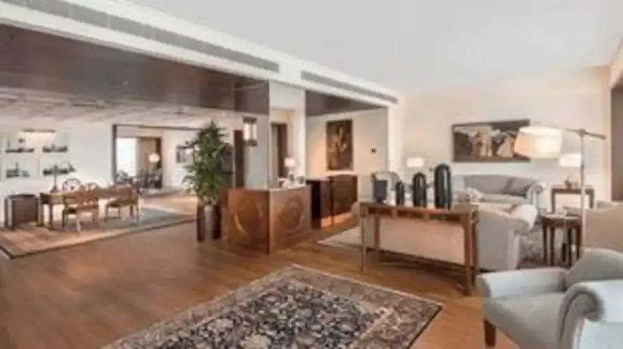 Eleganter Wohnbereich der Kohinoor Suite mit luxuriöser Einrichtung und Holzdetails