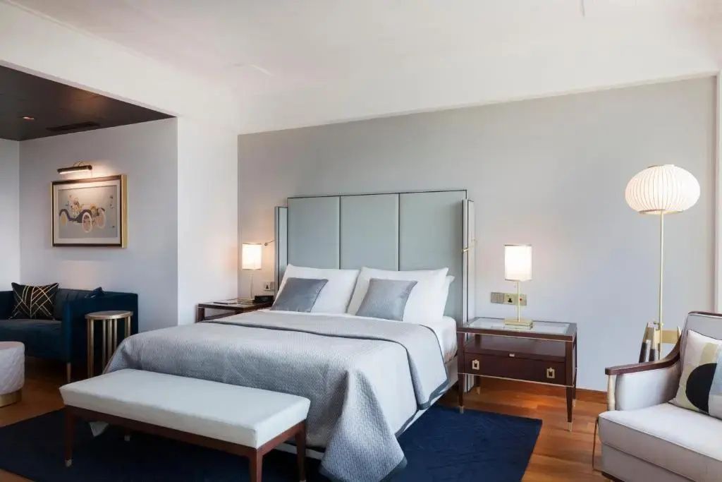 Luxuriöses Schlafzimmer mit großem Doppelbett in einer eleganten Suite im Oberoi New Delhi.
