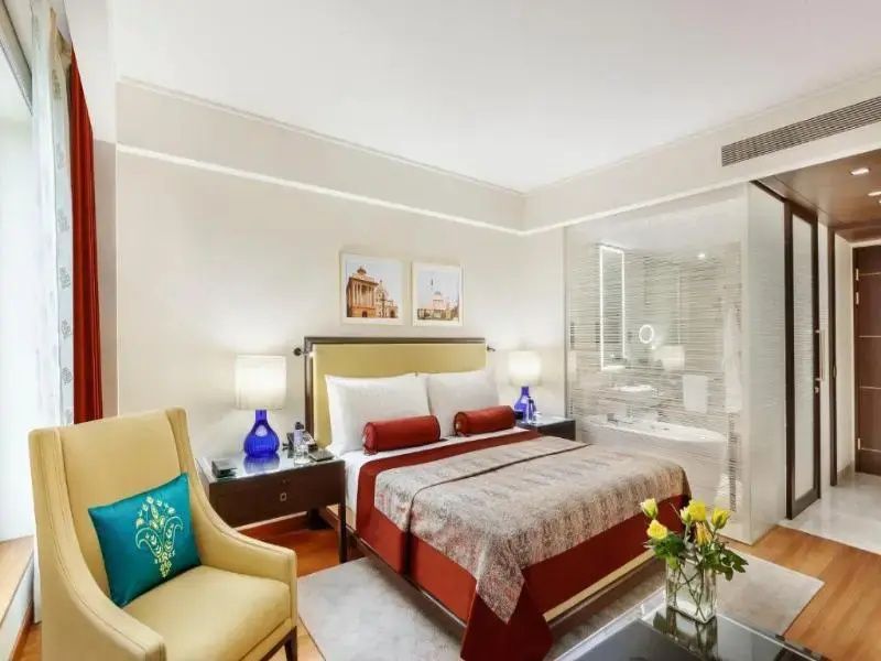 Helles Luxus Doppelzimmer mit zwei Einzelbetten und elegantem Dekor