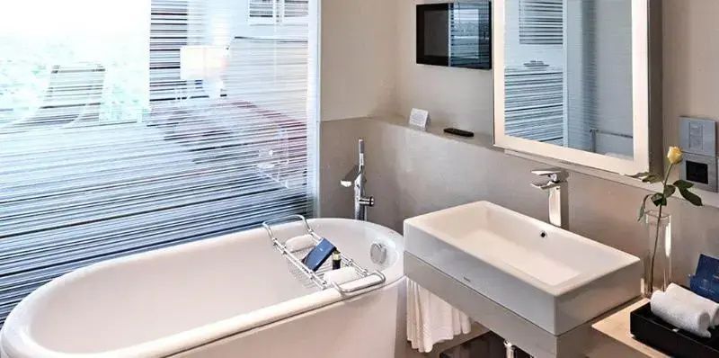 Modernes Badezimmer mit freistehender Badewanne und Waschbecken