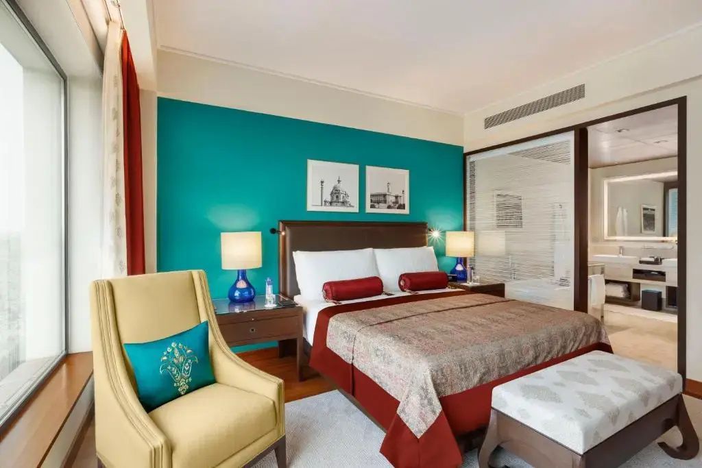 Elegantes Schlafzimmer mit Doppelbett und stilvoller Dekoration