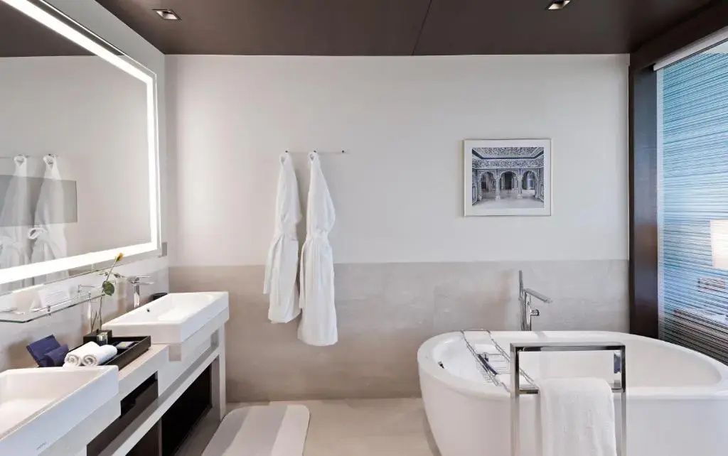 Modernes Badezimmer mit freistehender Badewanne und eleganter Einrichtung