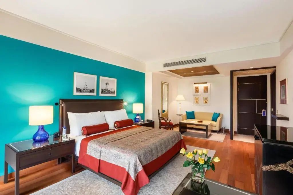 Elegantes Premier Zimmer mit großzügigem Doppelbett und stilvollem Interieur