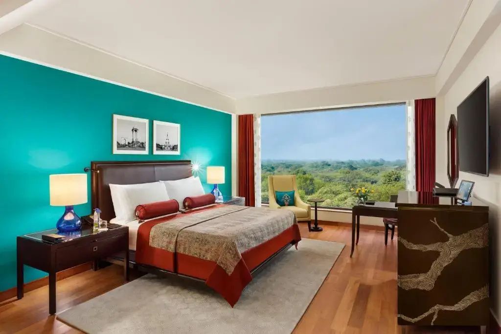 Modernes Premier Plus Doppelzimmer mit Blick auf grüne Landschaft durch Panoramafenster.