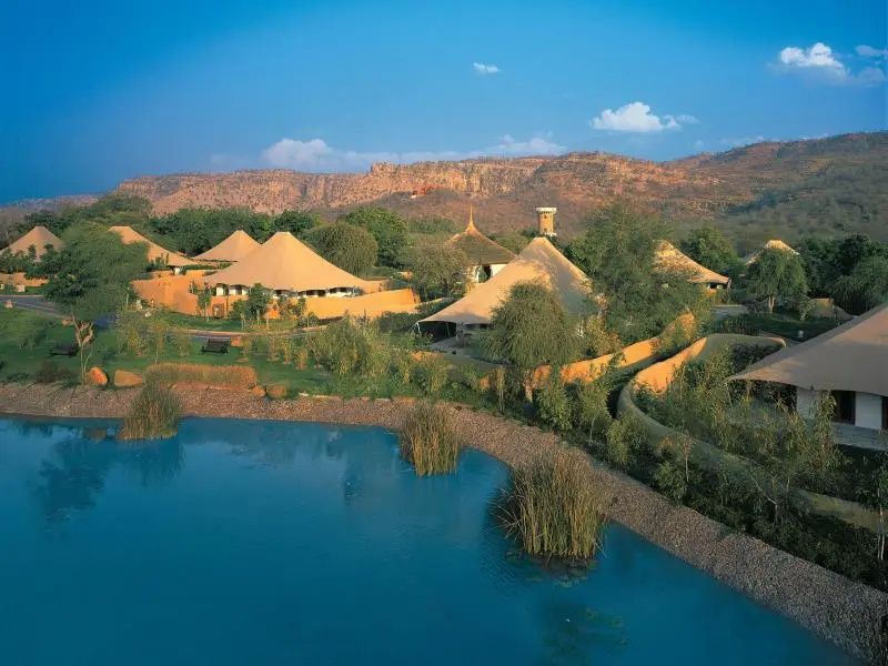 Luftaufnahme des Oberoi Vanyavilas Resorts mit umliegendem See und Hügeln