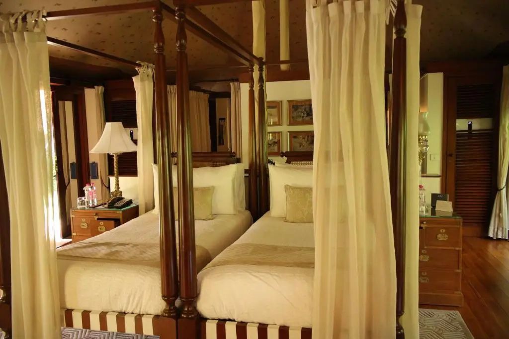 Zwei Einzelbetten unter einem Baldachin in einem luxuriösen Hotelzimmer