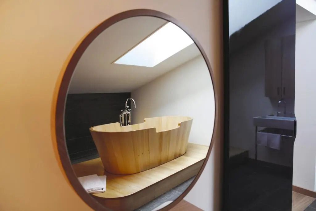 Moderne freistehende Badewanne mit Oberlicht