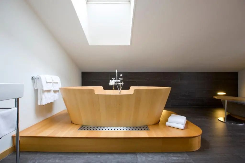 Elegante Badewanne mit minimalistischem Design