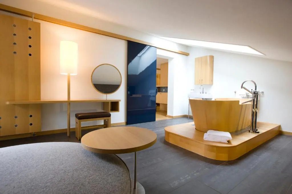 Geräumiges Badezimmer mit freistehender Wanne
