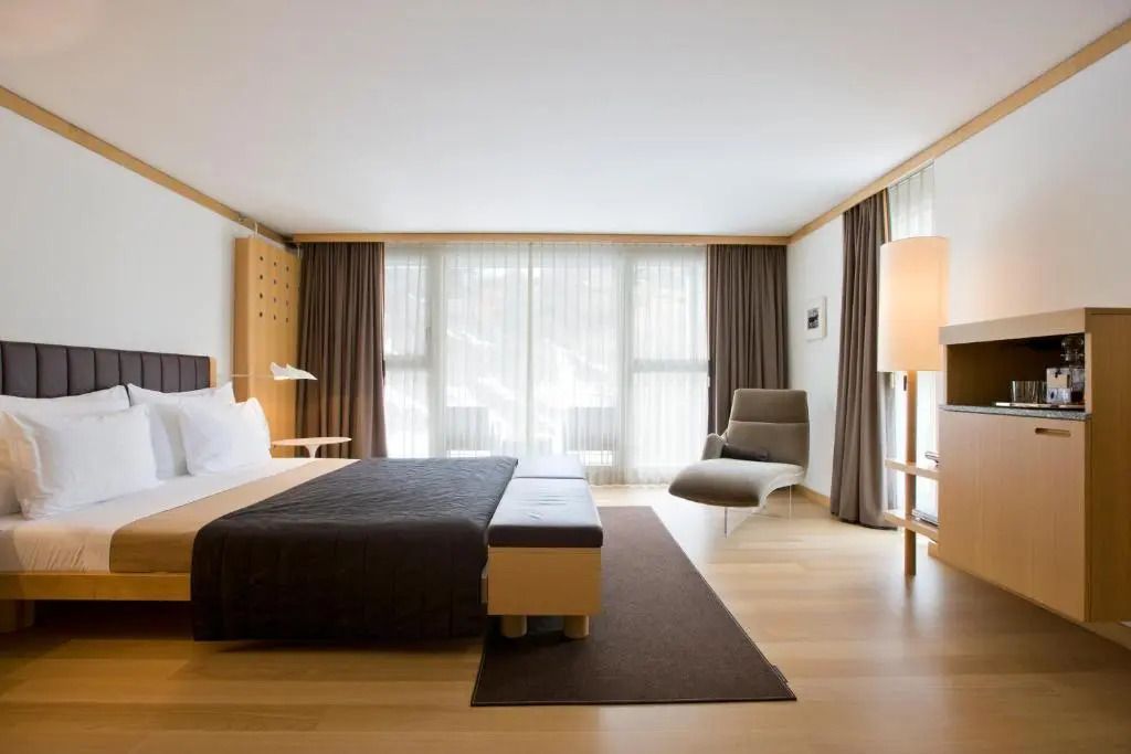 Helles Doppelzimmer mit großem Doppelbett und moderner Einrichtung