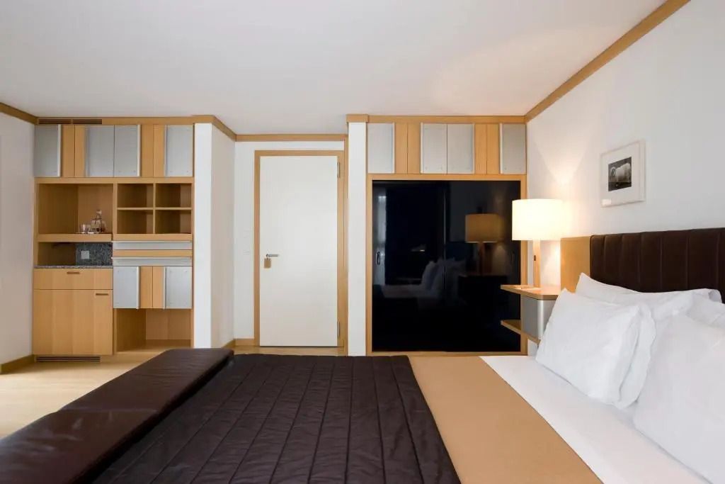Doppelzimmer mit Schreibtisch und stilvoller Ausstattung in neutralen Tönen