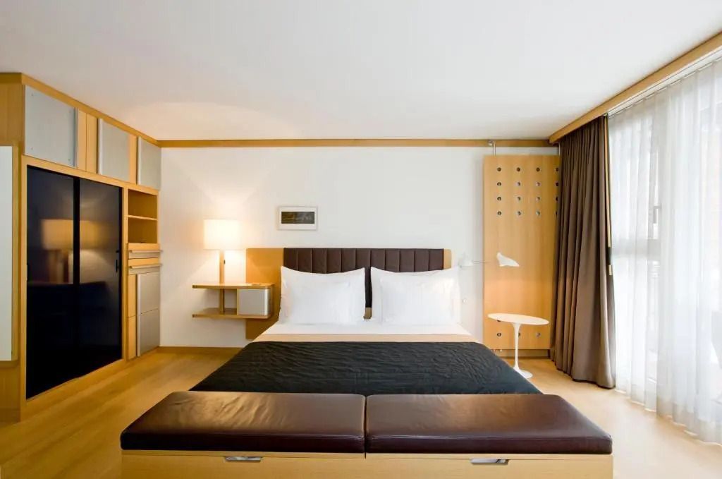 Gemütliches Doppelzimmer mit großen Kissen und modernem Dekor