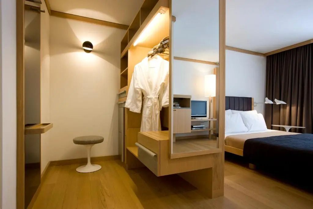 Modernes Hotelzimmer mit Doppelbett und Holzdetails