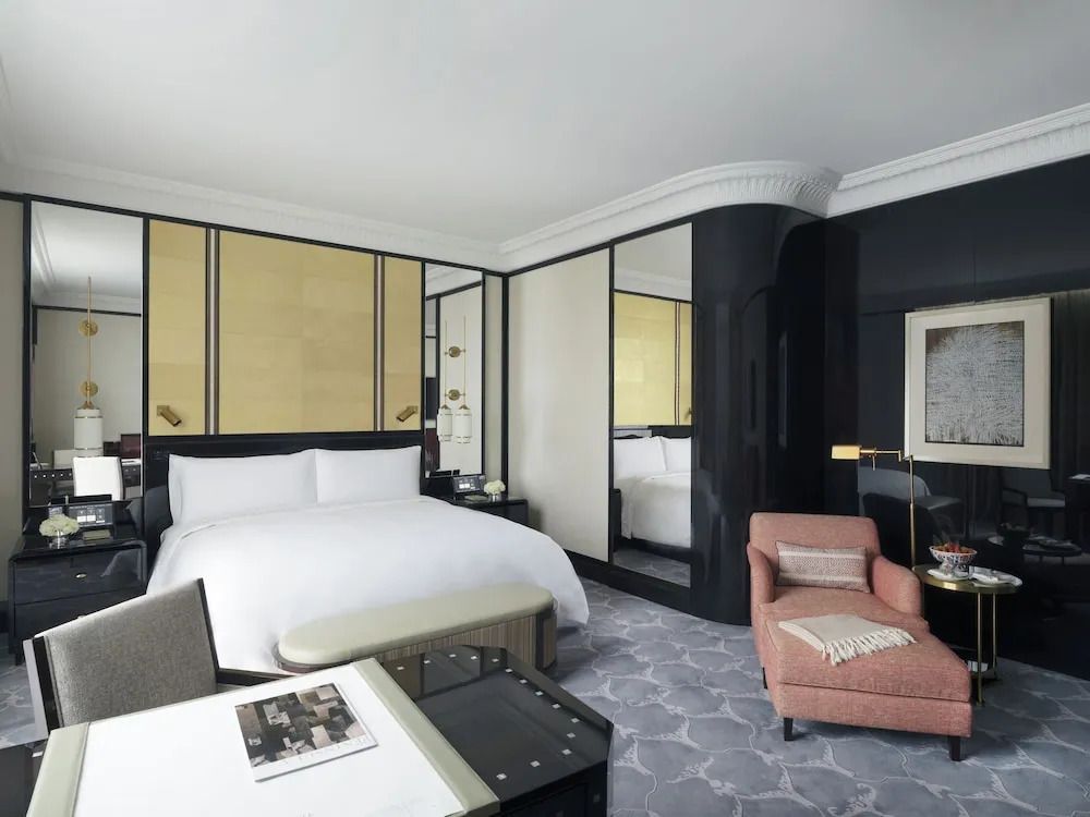 Elegantes Deluxe Doppelzimmer mit luxuriösem Bett und moderner Einrichtung
