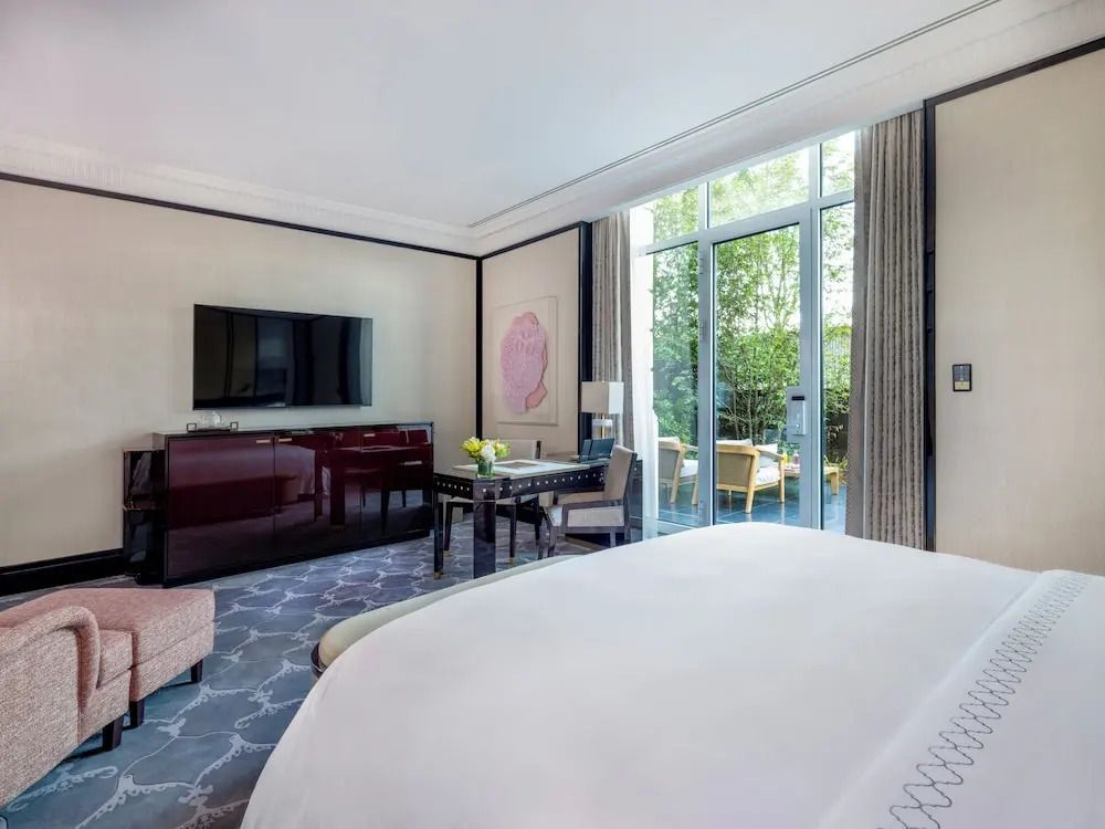 Helles Zimmer mit großem Bett, Fernseher und Zugang zur Terrasse