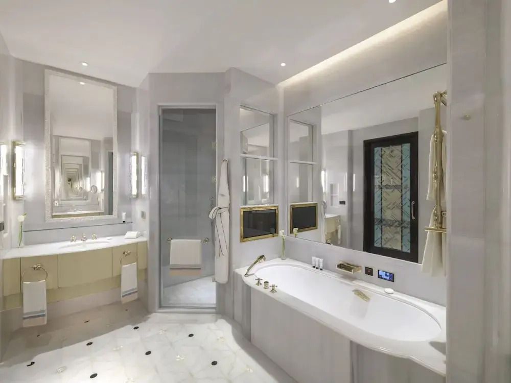 Luxuriöses Badezimmer mit großer Badewanne und modernen Armaturen