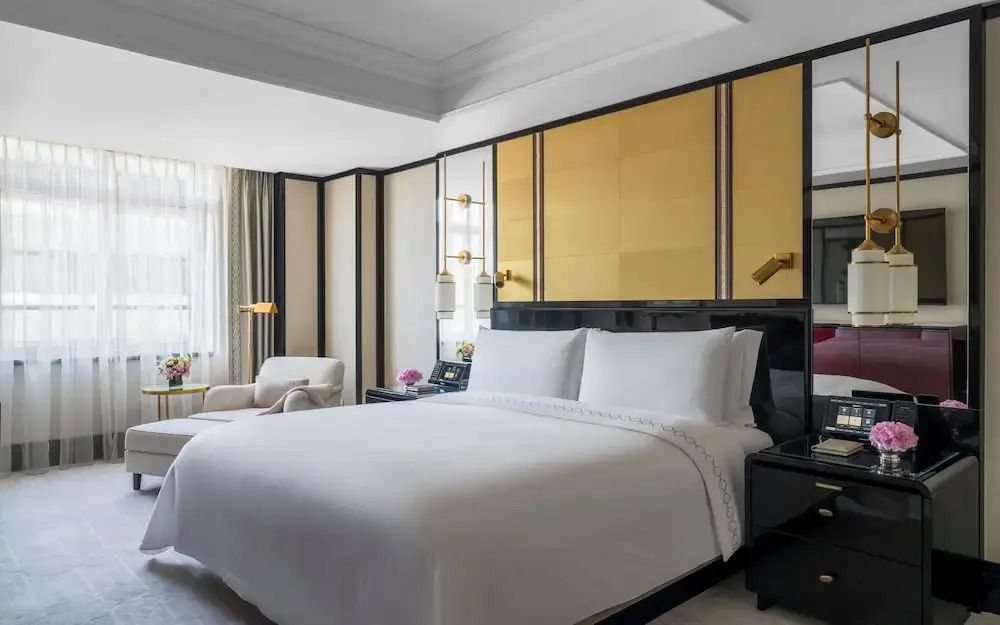 Helles Schlafzimmer der Executive Doppel Suite mit großem Doppelbett und stilvollen Lampen