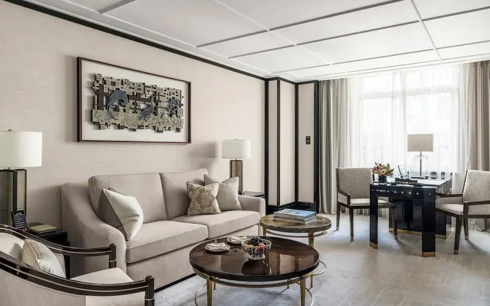 Wohnbereich der Executive Doppel Suite mit eleganter Einrichtung und Kunst an der Wand