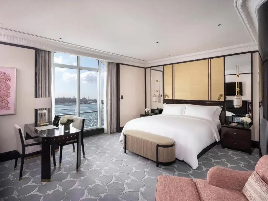 Geräumiges Grand Deluxe Doppelzimmer mit Blick auf das Wasser und eleganter Einrichtung