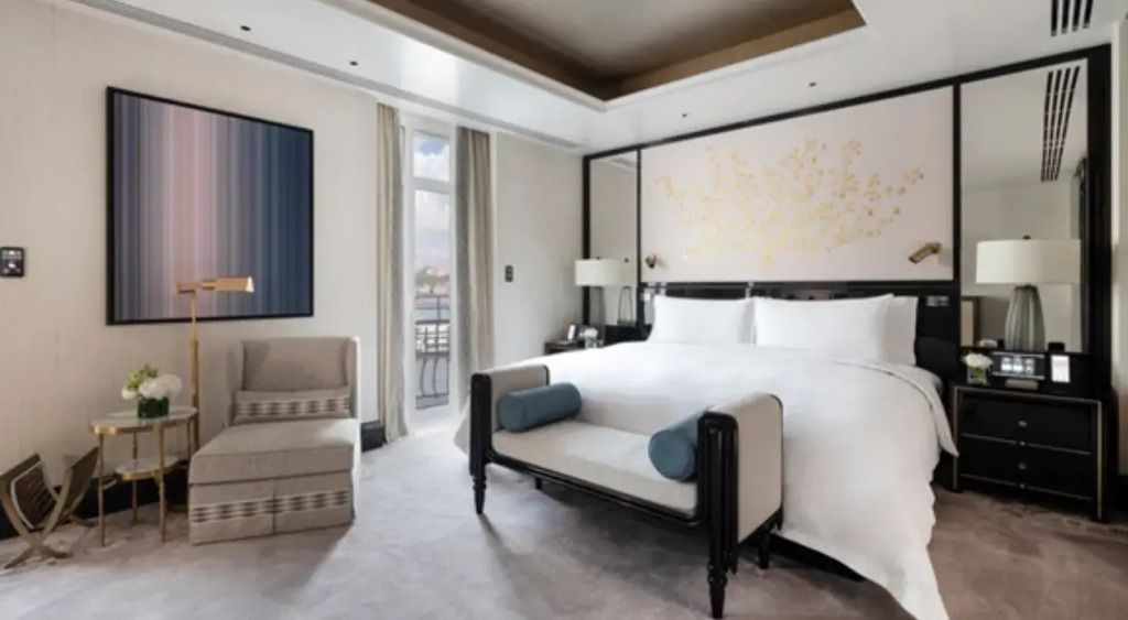 Elegantes Doppelzimmer mit Kingsize-Bett und dezenter Wanddekoration