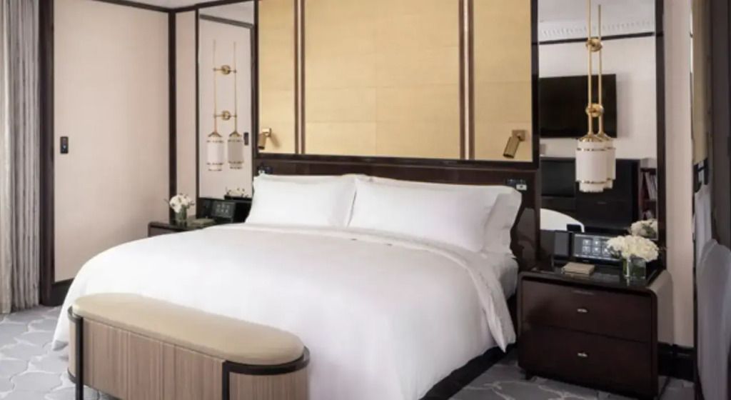 Luxuriöse Suite mit Doppelbett, elegantem Dekor und stilvollen Details