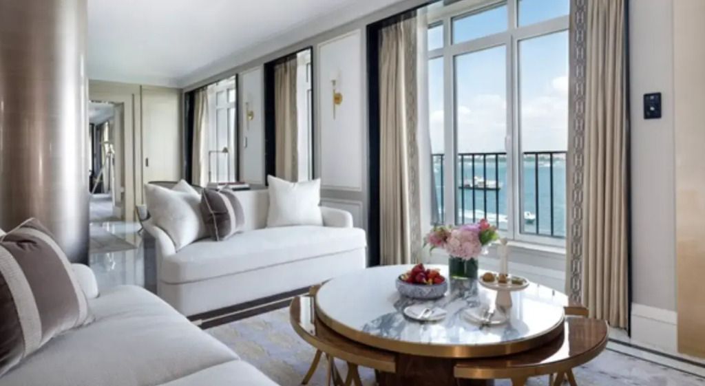 Helles Wohnzimmer mit Meerblick in der Rooftop Garden Suite