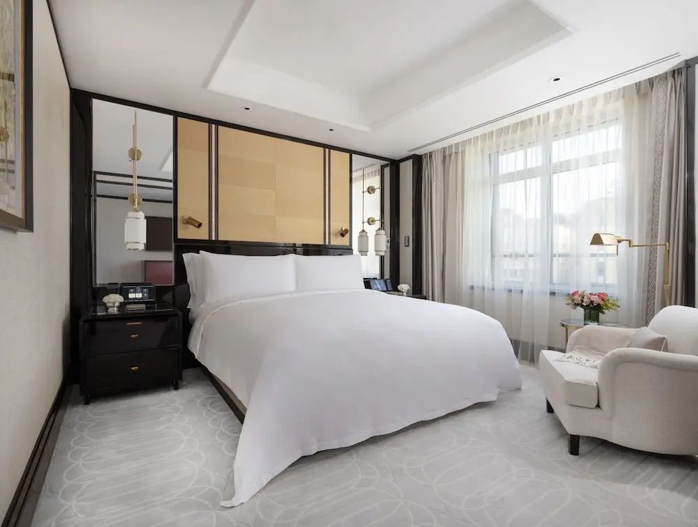 Großzügiges Schlafzimmer mit modernem Dekor und großen Fenstern