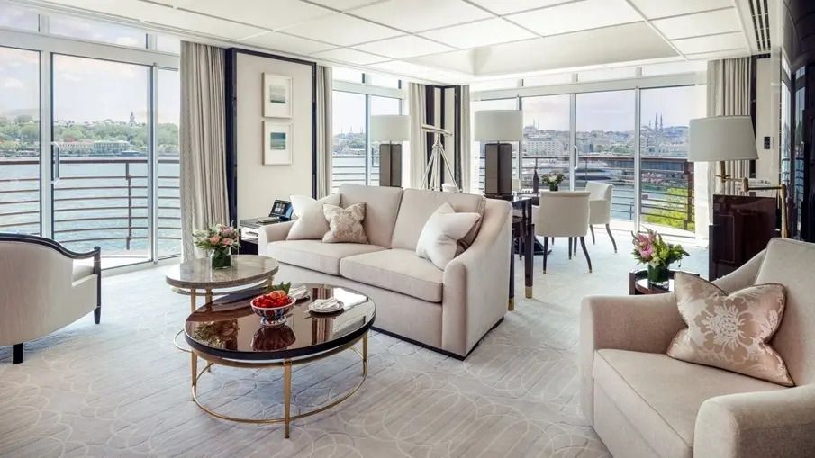 Geräumiges Wohnzimmer in Suite mit bequemer Couch und Esstisch