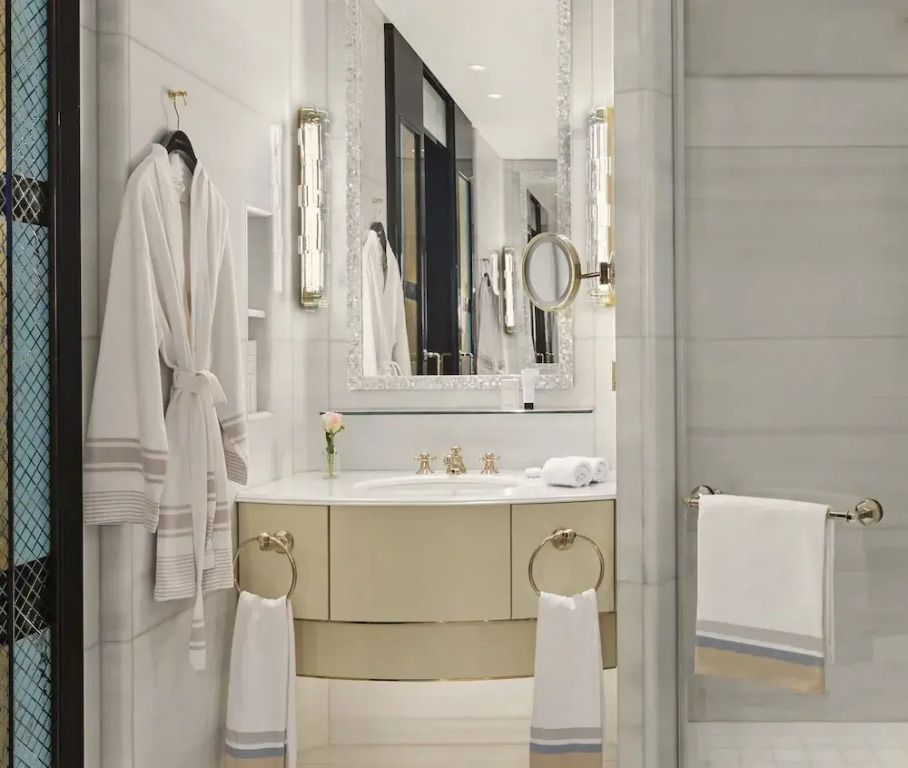 Modernes Badezimmer mit eleganter Ausstattung und großzügigem Waschbereich.
