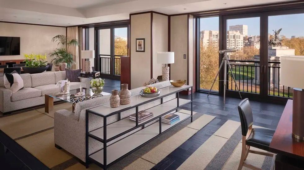 Luxuriöser Wohnbereich der Arch Suite mit moderner Einrichtung und Blick auf die Stadt.