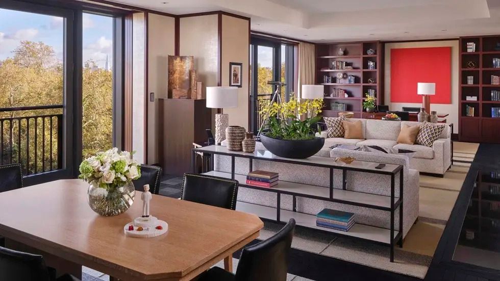 Großer Wohn- und Essbereich der Arch Suite mit eleganter Dekoration und großzügigen Fenstern.
