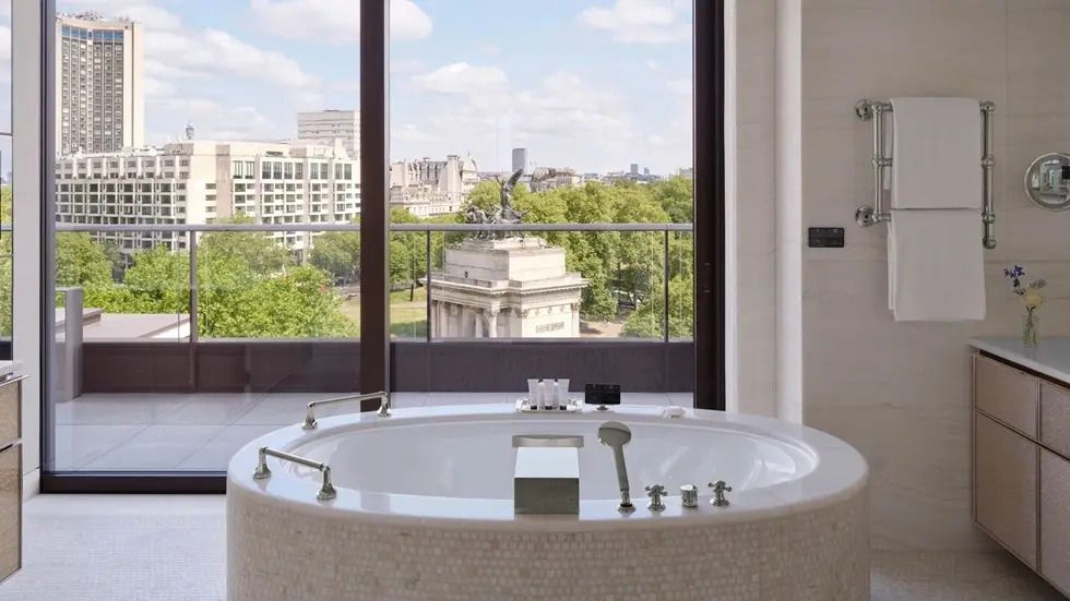 Ovale Badewanne mit Blick auf Triumphbogen und Stadtlandschaft