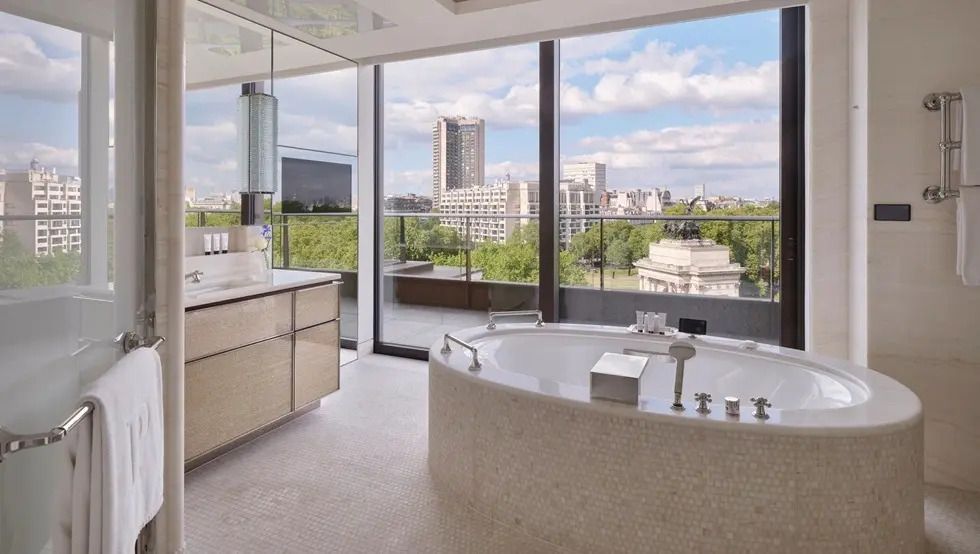 Modernes Badezimmer mit Badewanne und Panoramablick auf die Stadt