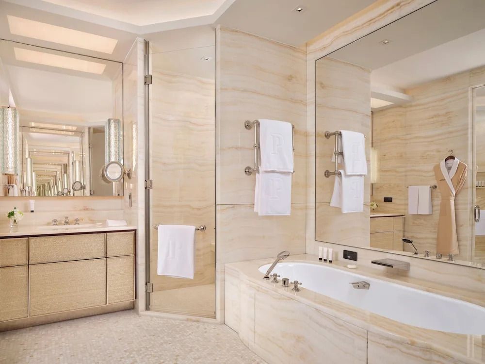 Badezimmer mit großer Badewanne und hellem Marmordesign