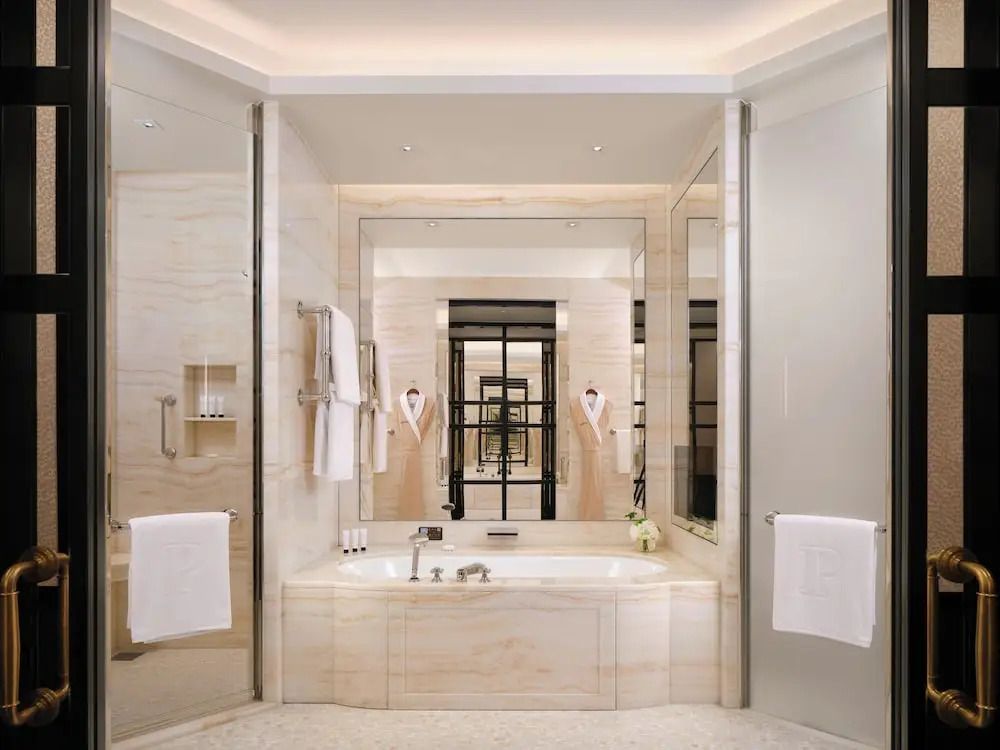 Geräumiges Badezimmer mit moderner Ausstattung und großen Spiegeln