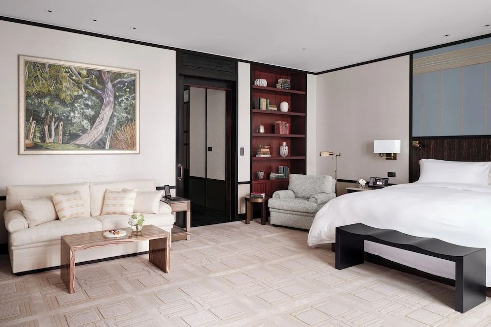 Geräumige Junior-Suite mit Doppelbett, eleganter Einrichtung und Bücherregal