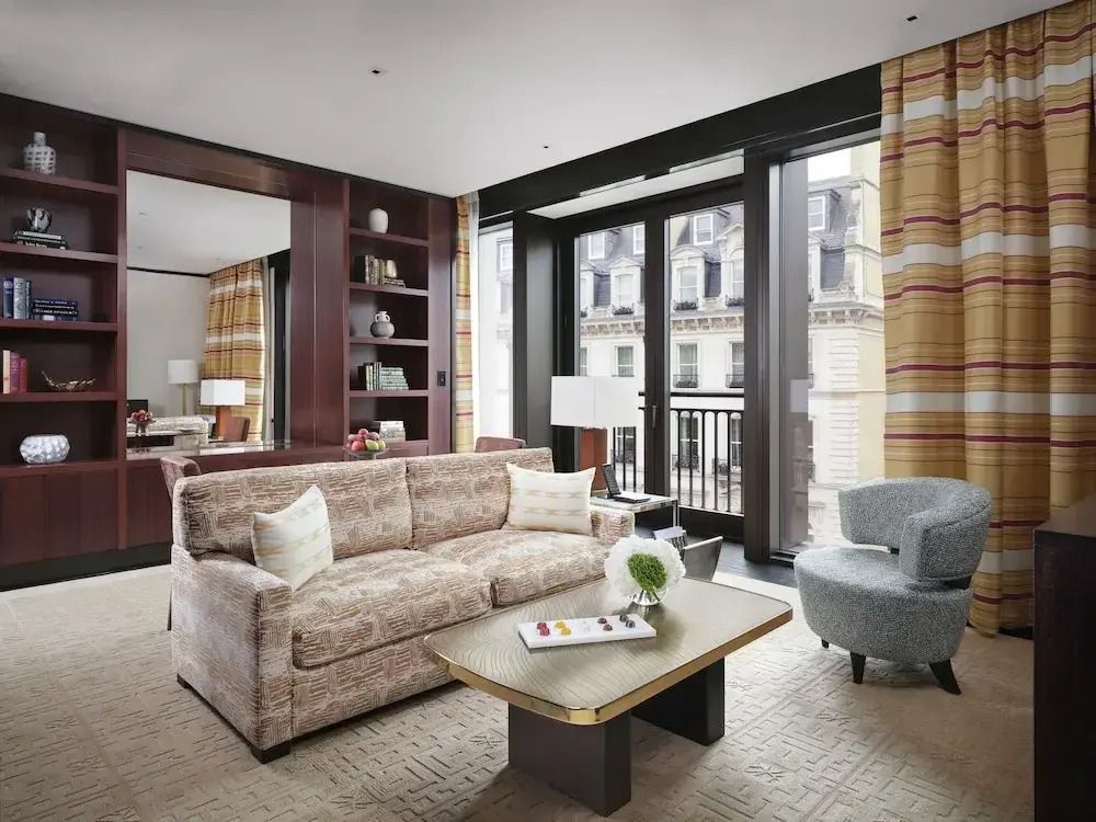 Wohnbereich mit Sofa und Zugang zu einem Balkon mit Stadtblick