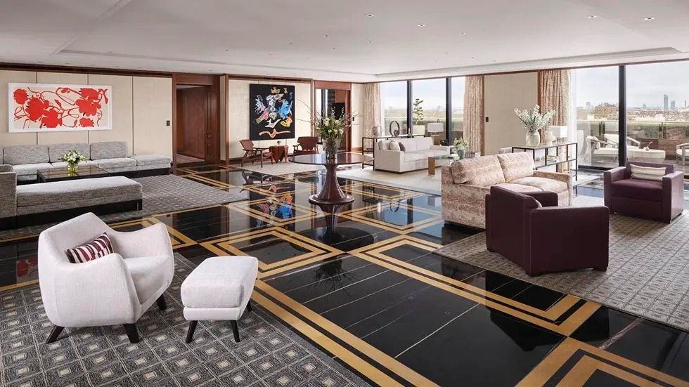 Weiträumiges Wohnzimmer der Grand Terrace Suite mit luxuriöser Einrichtung