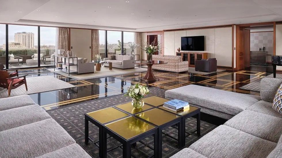 Geschmackvoll eingerichteter Wohnbereich in der Grand Terrace Suite mit Fernseher