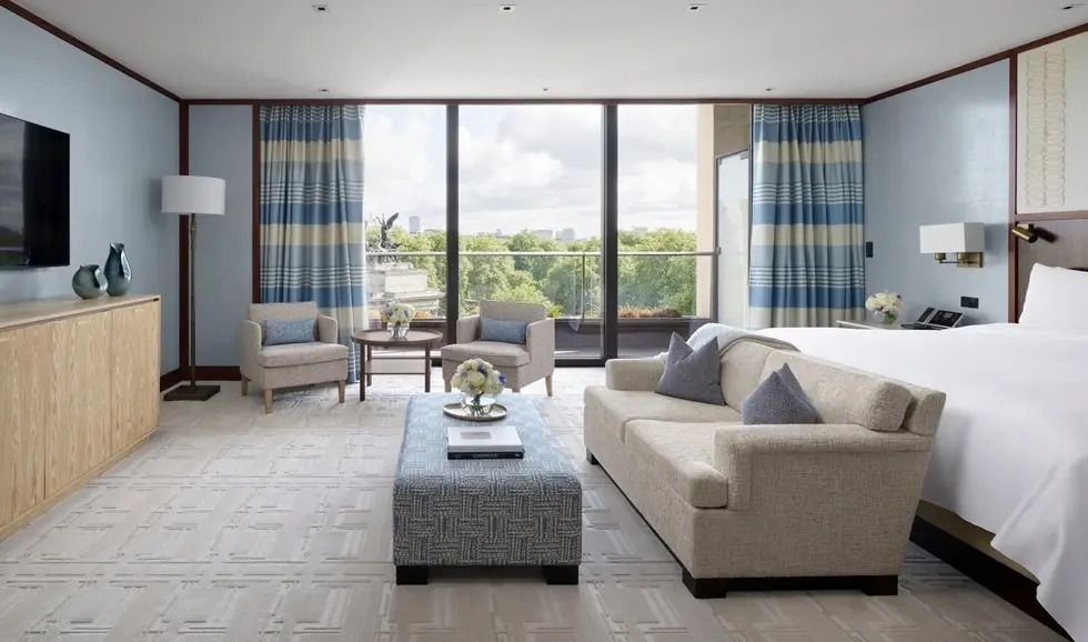 Helles Wohnzimmer mit großem Balkon und Blick auf die Skyline von London