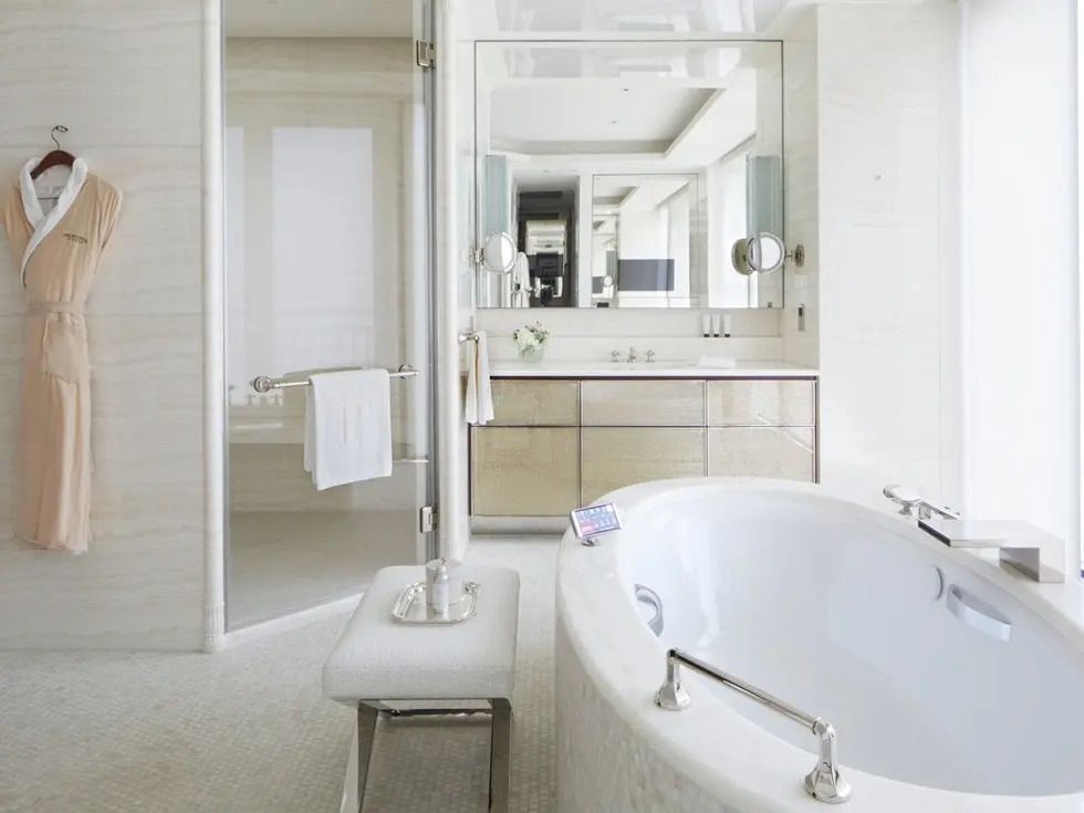 Modernes Badezimmer mit freistehender Badewanne und eleganter Aussattung