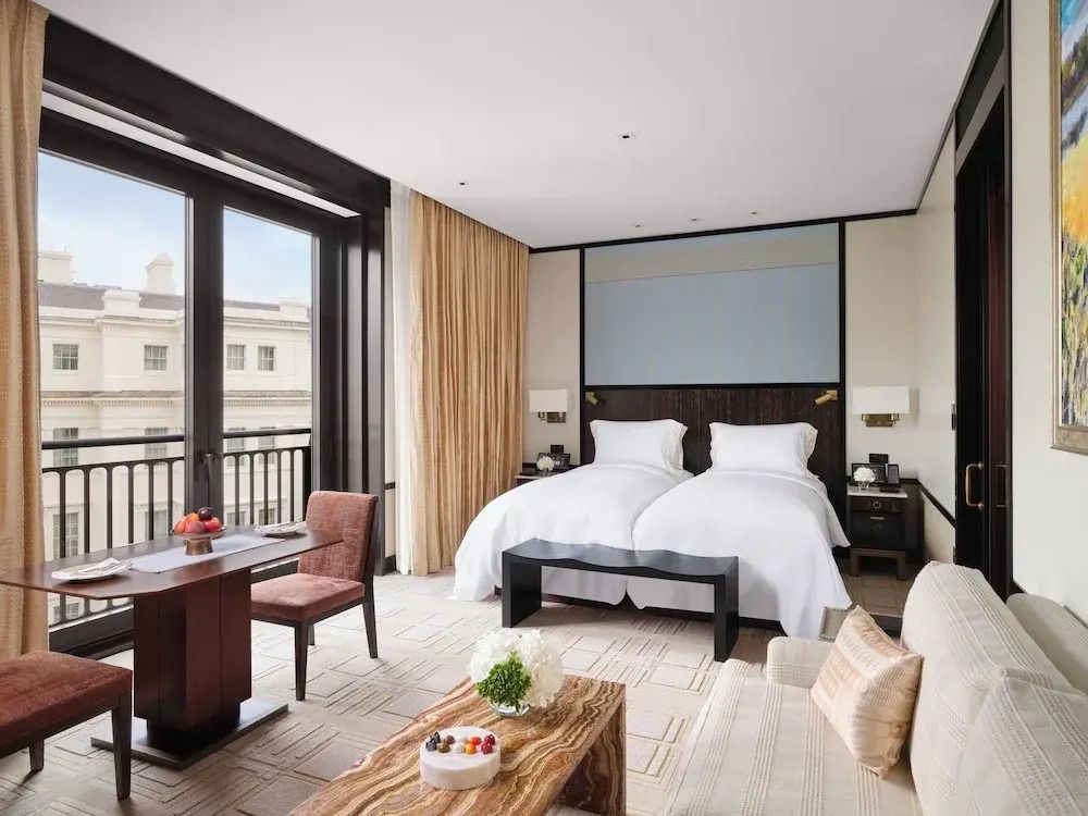 Elegantes Hotelzimmer mit zwei Einzelbetten und großen Fenstern, stilvolle Einrichtung