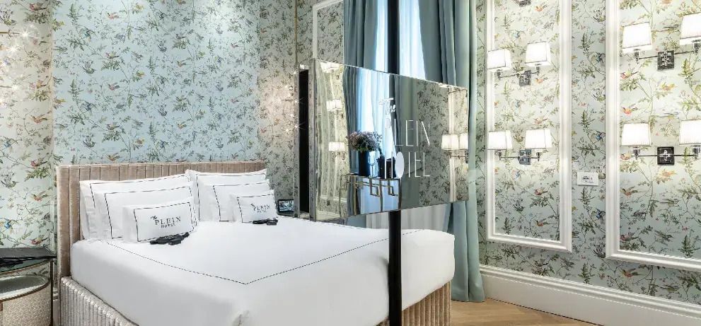Elegantes Doppelzimmer mit floralem Tapetendesign und modernem Dekor